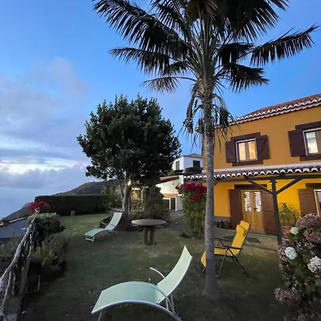 Casa Dos Falcoes De Construcao Tradicional * Fajã da Ovelha