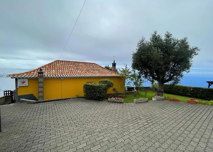 Casa Dos Falcoes De Construcao Tradicional * Fajã da Ovelha