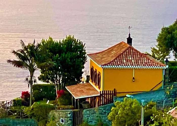 Casa Dos Falcoes De Construcao Tradicional Fajã da Ovelha