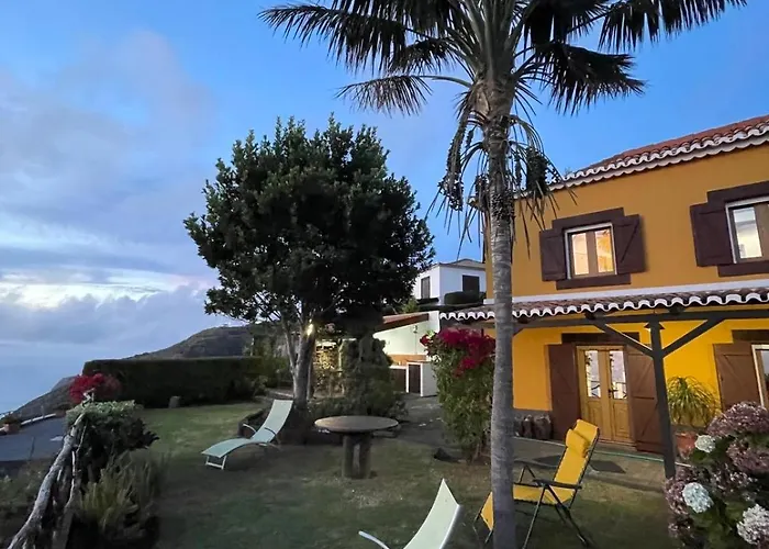 Casa Dos Falcoes De Construcao Tradicional * Fajã da Ovelha