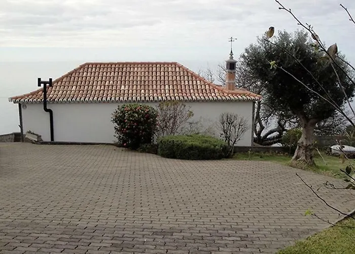 Casa Dos Falcoes De Construcao Tradicional * Fajã da Ovelha