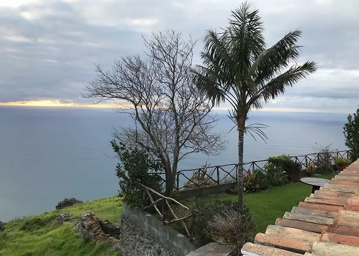 Casa Dos Falcoes De Construcao Tradicional * Fajã da Ovelha