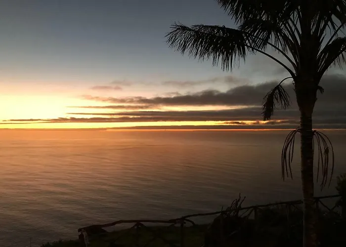 Casa Dos Falcoes De Construcao Tradicional * Fajã da Ovelha